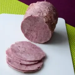 Domowa szynka z szynkowara, pokrojona w plastry. Idealna na kanapki. Szynkowar przepisy to świetny pomysł na zdrowe wędliny.