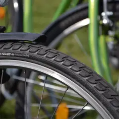 Szczegółowe zdjęcie opony rowerowej z napisem "TourRIDE". Dowiedz się, jak wymienić dętkę w rowerze, by szybko wrócić na trasę.