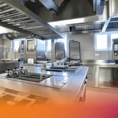 Cucina professionale moderna, esempio di progettazione cucina ristorante con attrezzature in acciaio inox, forni combinati e piani di lavoro funzionali.