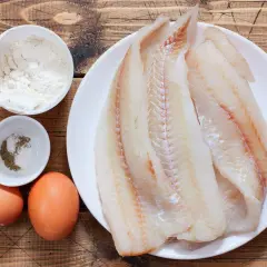 Świeże filety rybne, jajka, mąka i przyprawy gotowe do przygotowania pysznego ceviche.