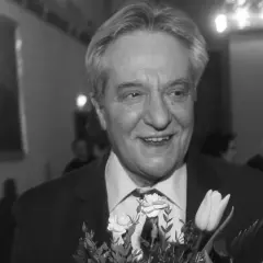 Uśmiechnięty Jerzy Grałek z bukietem kwiatów. Nieznana jest przyczyna, na co zmarł.