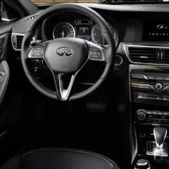 Interior de un Infiniti QX30, con volante, pantalla y consola central. Se discuten los **infiniti qx30 problemas** comunes.