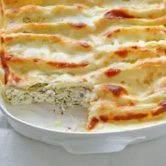 Cannelloni ricotta-spinat italienisch, überbacken mit cremiger Käsesauce, goldbraun gebacken.