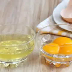 Deux bols en verre : l'un avec des blancs d'œufs, l'autre avec trois jaunes. Idéal pour tester le temps de cuisson des blancs en neige au micro-ondes.