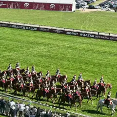 Cavalcade en tenue d'apparat sur l'hippodrome de Longchamp, Paris, avant le Qatar Prix de l'Arc de Triomphe.