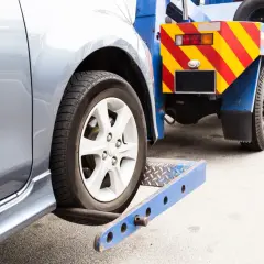 Une voiture est sur le point d'être mise en fourrière. Le prix pour une mise en fourrière de 7 jours peut être élevé.
