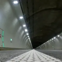 Nowy **tunel na Zakopiance** wita podróżnych rzędem zielonych świateł i nowoczesnym oświetleniem.