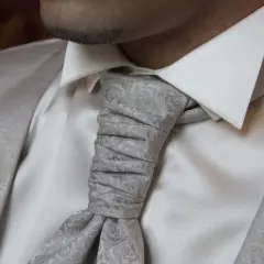 Jakie są modne krawaty? Odkryj najnowsze trendy i kolory