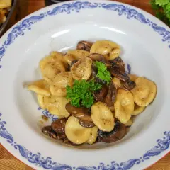 Orecchiette med svamp, en enkel och god pastasås. Perfekt för en snabb middag.