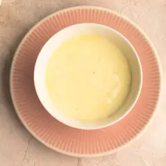 Cremiger Vanillepudding, perfekt zum Pudding selber machen. Dazu frische Erdbeeren und Vanilleschoten.