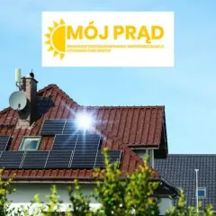 Panele fotowoltaiczne na dachu domu, symbol programu "Mój Prąd" - dofinansowanie do fotowoltaiki.