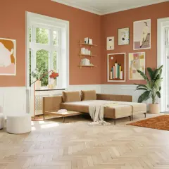 Ein Wohnzimmer mit orangefarbenen Wänden. Ein beiger Teppich und ein Sofa, welche farbe passt zu orange? Weiß und Beige harmonieren perfekt.