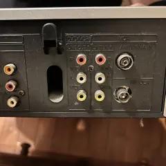 Złącza DVD/VCR, wejścia i wyjścia audio/wideo, antena i RF OUT na tylnym panelu urządzenia.