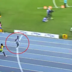 Biegacz w czerwonym okręgu, na bieżni, w trakcie wyścigu na 100 m. Czy to nowy rekord świata?