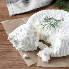 Świeży, biały twaróg z mleka krowiego, gotowy do spożycia. Dowiedz się, jak zrobić twaróg z mleka krowiego w domu.