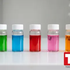 Cinco viales con líquidos de distintos colores: verde, azul, rojo, rosa y naranja. El color del anticongelante puede variar.
