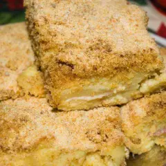 Fette di gattò di patate dorato e croccante, un classico della cucina casalinga, pronto per essere gustato.