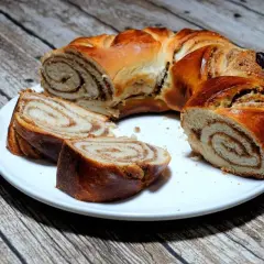 Pyszna strucla z kakao, upieczona w kształcie warkocza, z widocznymi spiralnymi nadzieniami.
