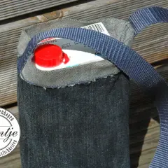 Upcycling-Idee: Eine Tasche aus Jeansstoff für einen Tetrapack, perfekt für ein **Tetrapack Festival** oder als praktischer Begleiter.