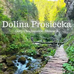 Drewniana ścieżka w Dolinie Prosieckiej, wśród zielonych zboczy Gór Choczańskich. Woda szemrze po kamieniach.