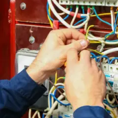 Czy elektryk to dobry zawód? Poznaj zalety i wyzwania tej kariery