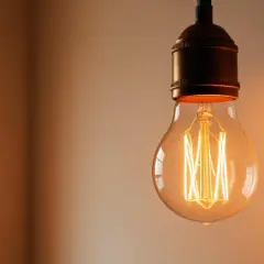 Ciepłe światło żarówki Edisona, idealnej jako jaka żarówka do lampki nocnej, tworzy przytulną atmosferę.