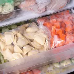 Zamrożone pierogi, marchewka i inne warzywa w szufladach zamrażarki. Zastanawiasz się, ile mogą leżeć pierogi w zamrażarce?