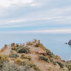 El mirador de la amatista ofrece vistas espectaculares del mar azul y la costa rocosa.