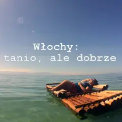Osoba relaksuje się na tratwie na spokojnym morzu. Idealne zakończenie 10-dniowej wycieczki objazdowej po Włoszech.