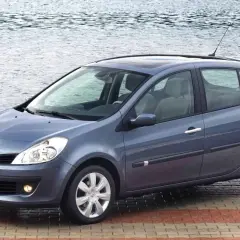 Niebieski Renault Clio 3 na tle wody, z widocznym rozmiarem opon.