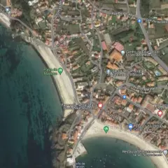 Vista aérea de la **playa de Madorra**, con el mar turquesa y la arena dorada. Se aprecian edificios y calles cercanas.