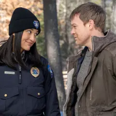 Una poliziotta e Dexter si guardano intensamente. La loro interazione è un punto chiave nella recensione di Dexter New Blood.