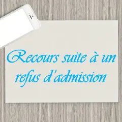 Un modèle de recours gracieux suite à un refus d'admission, avec un smartphone et un stylo sur un bureau en bois.