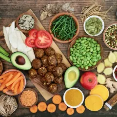 Variedad de alimentos saludables, algunos considerados **reflujo alimentos prohibidos**, como tomates y aguacate, junto a legumbres, verduras y especias.