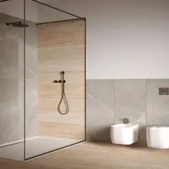 Bagno moderno con doccia a filo pavimento e rivestimento bagno 60x120 in gres effetto marmo e legno, posato orizzontale e verticale.