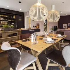 Moderne Essecke mit Holztisch, bequemen Stühlen und stilvoller Beleuchtung. Hier lässt sich die Essecke modern gestalten und genießen.