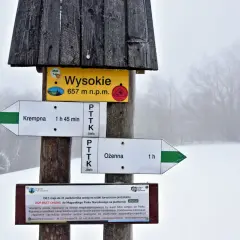 Magurski Park Narodowy atrakcje: drogowskazy szlaków do Krempnej (1h 45min) i Ożennej (1h), szczyt Wysokie (657 m n.p.m.). Informacja o płatnym wstępie.