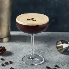 Drinki z kawą: Zrób kultowe Espresso Martini i inne hity w domu