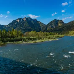 Malowniczy Dunajec w Pieninach, wspaniałe **Sromowce Niżne atrakcje** przyrodnicze i skalne szczyty.