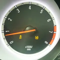 Kontrolka TC Opel Astra J świeci się, informując o wyłączonej kontroli trakcji. Obok widać kontrolkę ESP OFF.