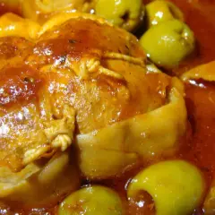Paupiettes de veau en sauce, baignant dans un jus savoureux avec des olives vertes. La cuisson mijotée promet un plat tendre et parfumé.