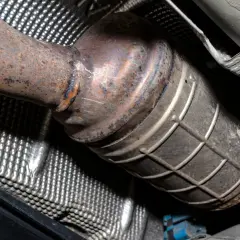 Rdza na rurze wydechowej i katalizatorze. Zastanawiasz się, ile trwa wypalanie dpf komputerem? To zależy od wielu czynników.