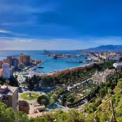 Malaga - nad jakim morzem leży to piękne hiszpańskie miasto?