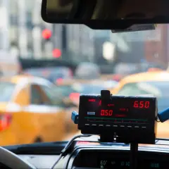 Taksometr w żółtej taksówce pokazuje 6.50. Zastanawiasz się, ile kosztuje taxi za 50 km?