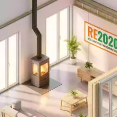 Un poêle moderne chauffe une pièce lumineuse, idéalement placé sous un escalier imaginaire. Le logo RE2020 rappelle la réglementation environnementale.