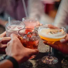 Ile kcal ma alkohol? Sprawdź kalorie w popularnych napojach