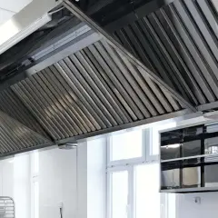 Campana extractora industrial de acero inoxidable, lista para el servicio. El motor está oculto, asegurando un ambiente limpio y eficiente para el proceso de limpiar motor campana extractora industrial.