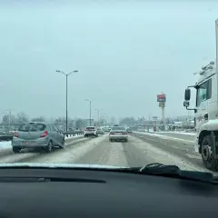 Śnieg na drodze w Katowicach. Ciężarówka i samochody w korku. Informacje drogowe Katowice.