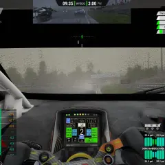 Widok z kokpitu w grze Assetto Corsa Competizione na Xbox. Deszczowa pogoda, wyścig trwa, kierowca walczy o każdy ułamek sekundy.