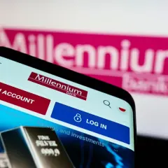 Sprawdzanie zajęcia egzekucyjnego w Millennium bank. Na ekranie telefonu widoczna strona logowania banku.
